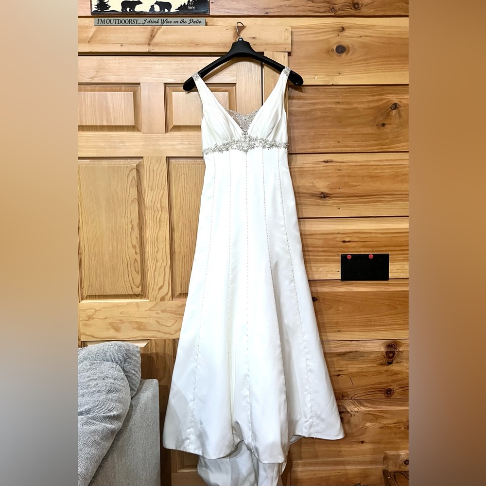 Galina Signature Ivory sz 8 Wedding Dress from David’s Bridal